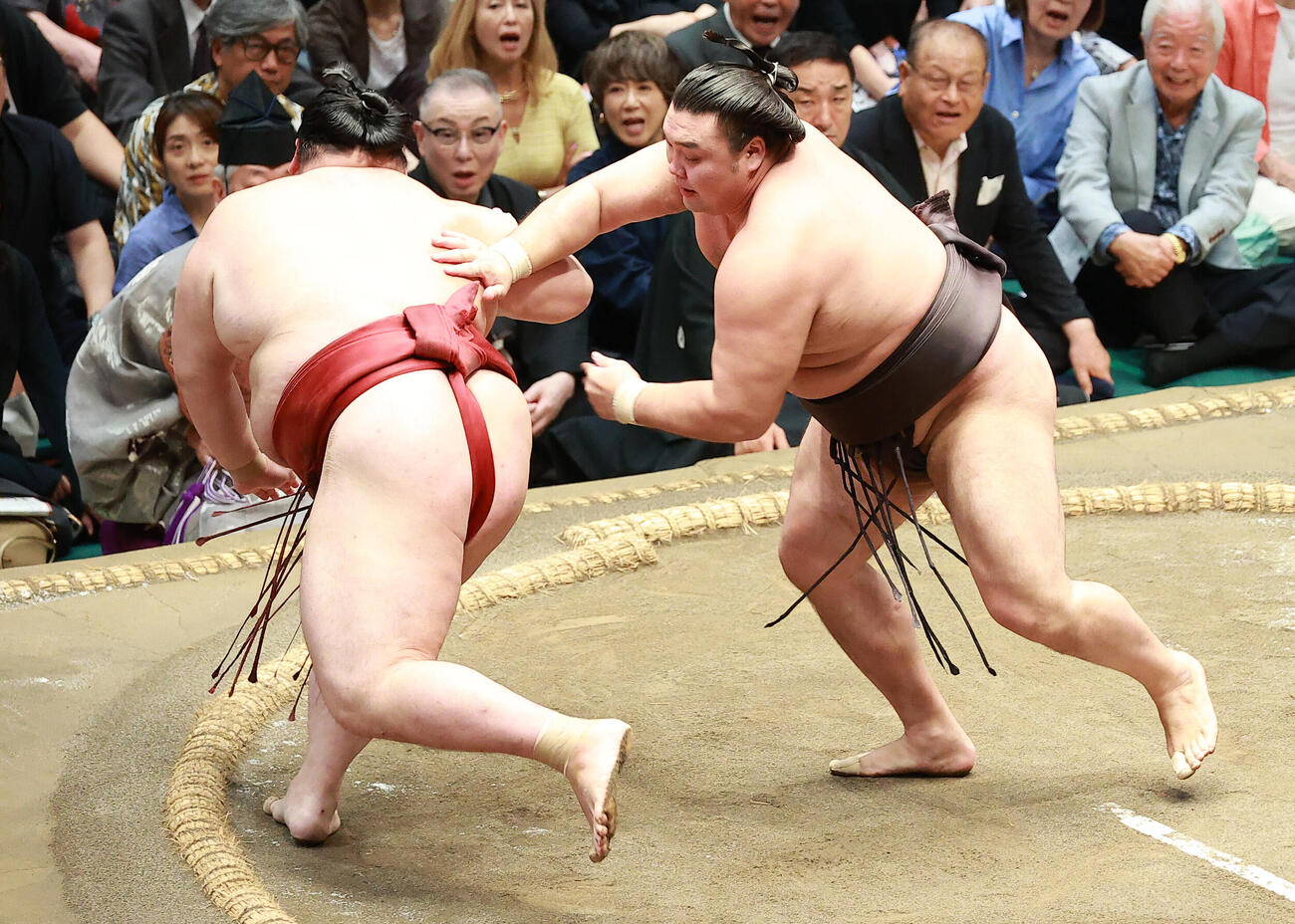 隆の勝（左）を送り出しで破る霧島（撮影・中島郁夫）