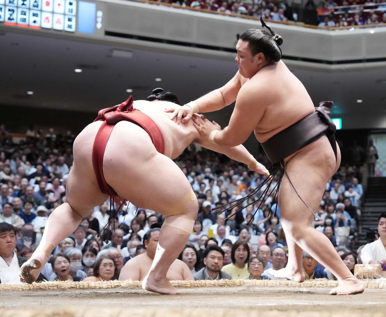 隆の勝（左）の攻めをいなす霧島（撮影・小沢裕）