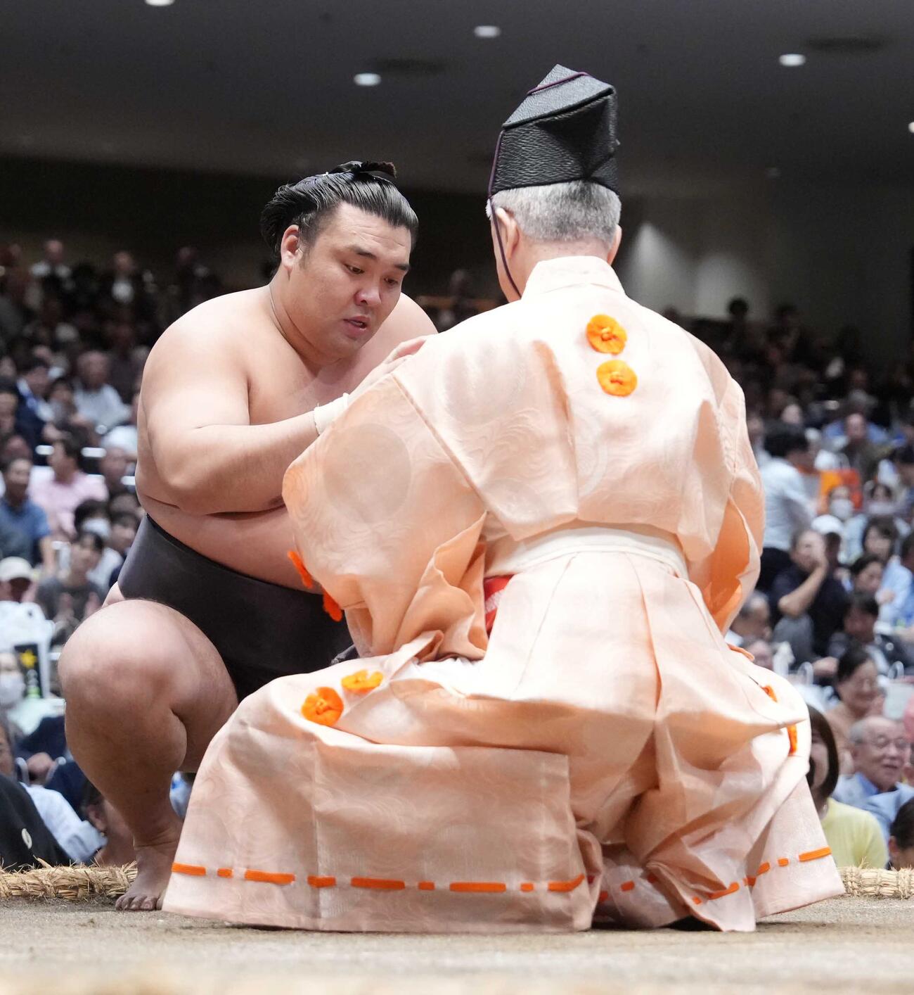 懸賞を手にする霧島（撮影・小沢裕）