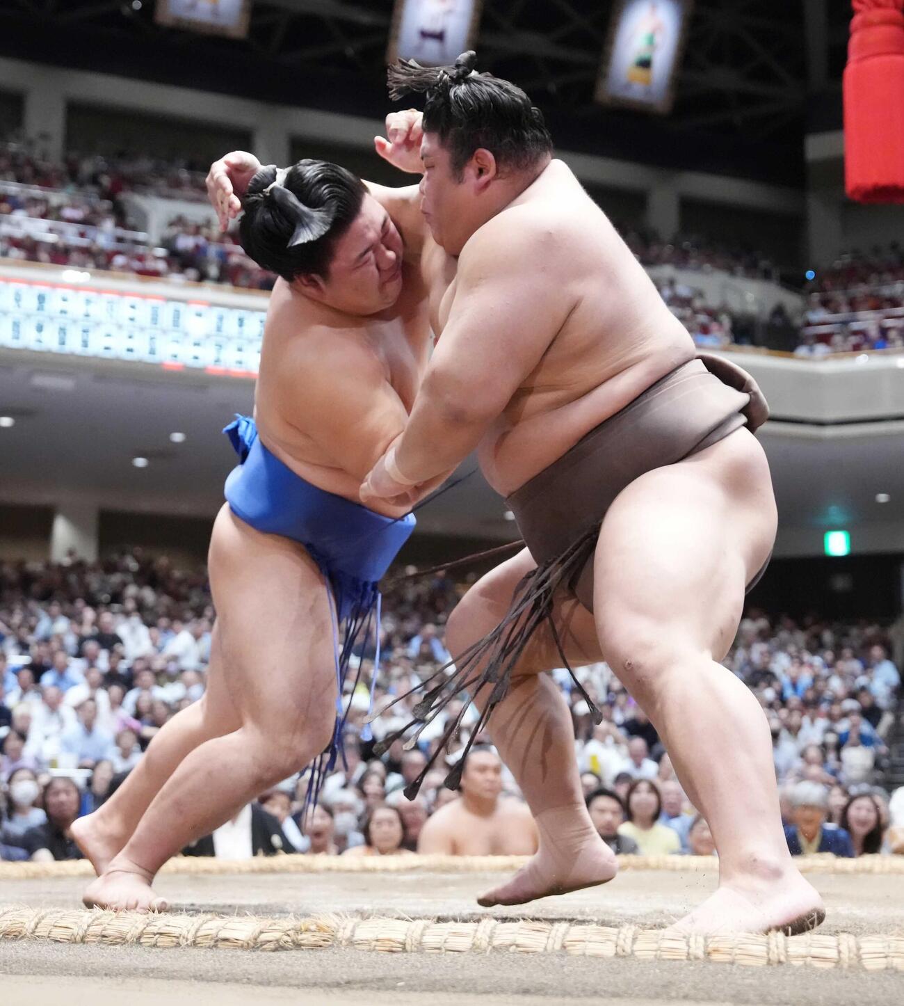 藤ノ川（左）は伯乃富士を押し出しで下す（撮影・小沢裕）