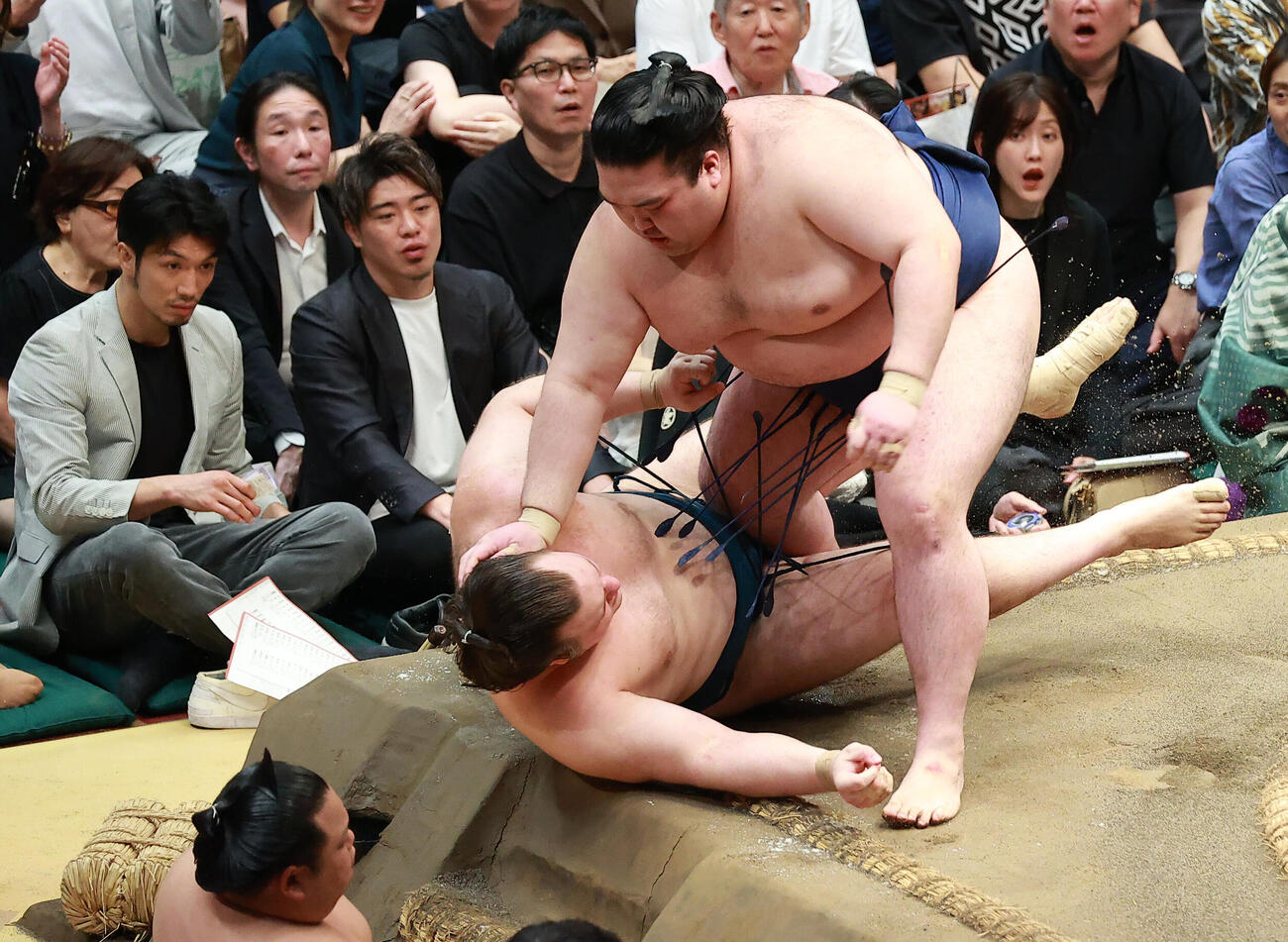 安青錦（左）を押し倒しで破る豪ノ山（撮影・中島郁夫）