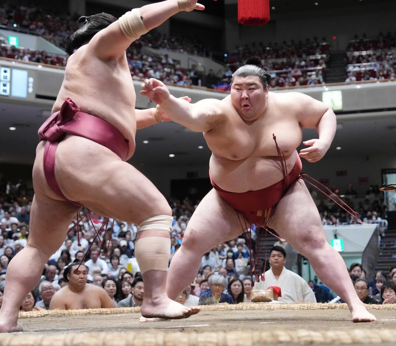 大栄翔（左）を土俵際へ攻め込む熱海富士（撮影・小沢裕）