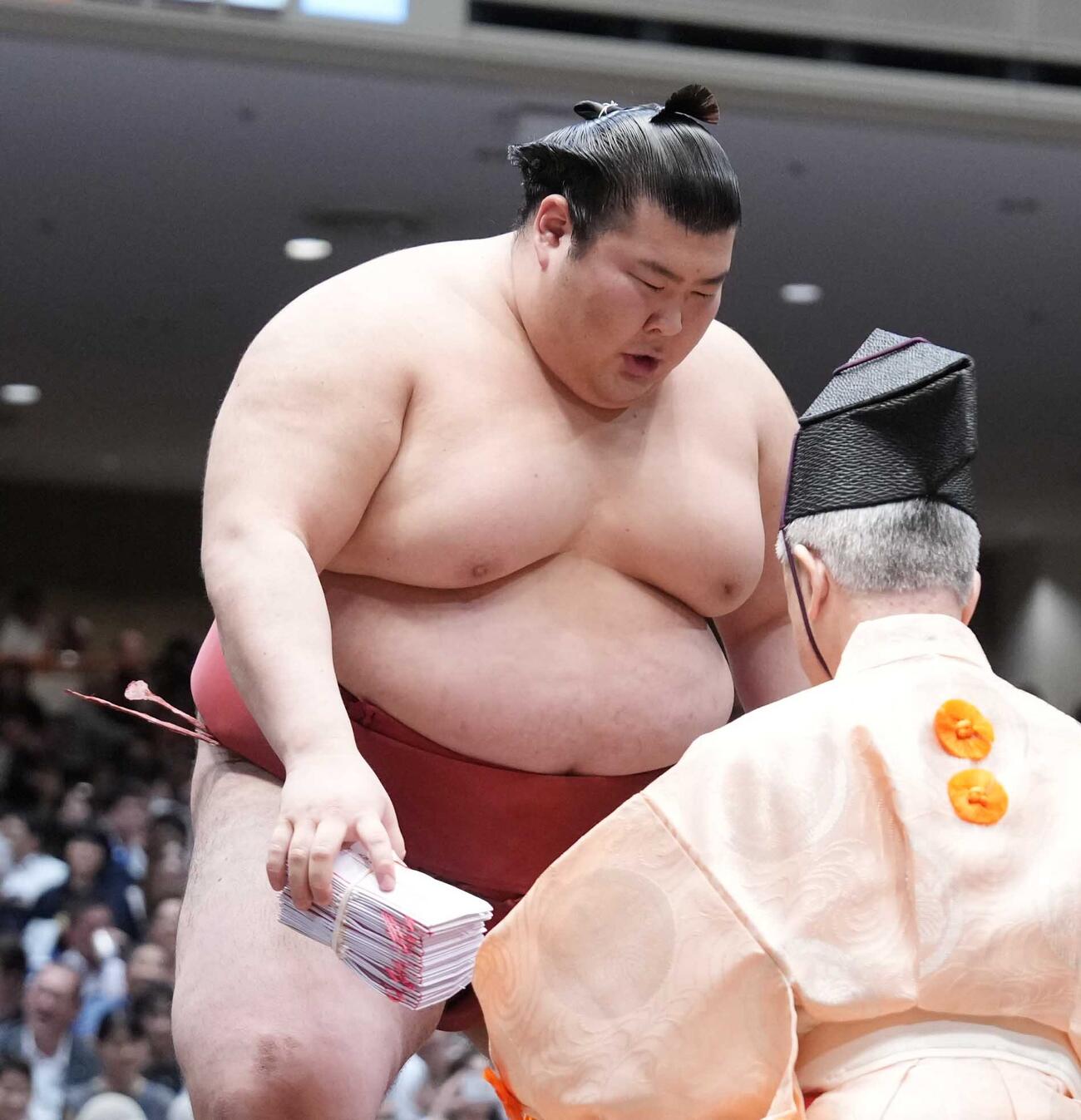 懸賞を手にする熱海富士（撮影・小沢裕）