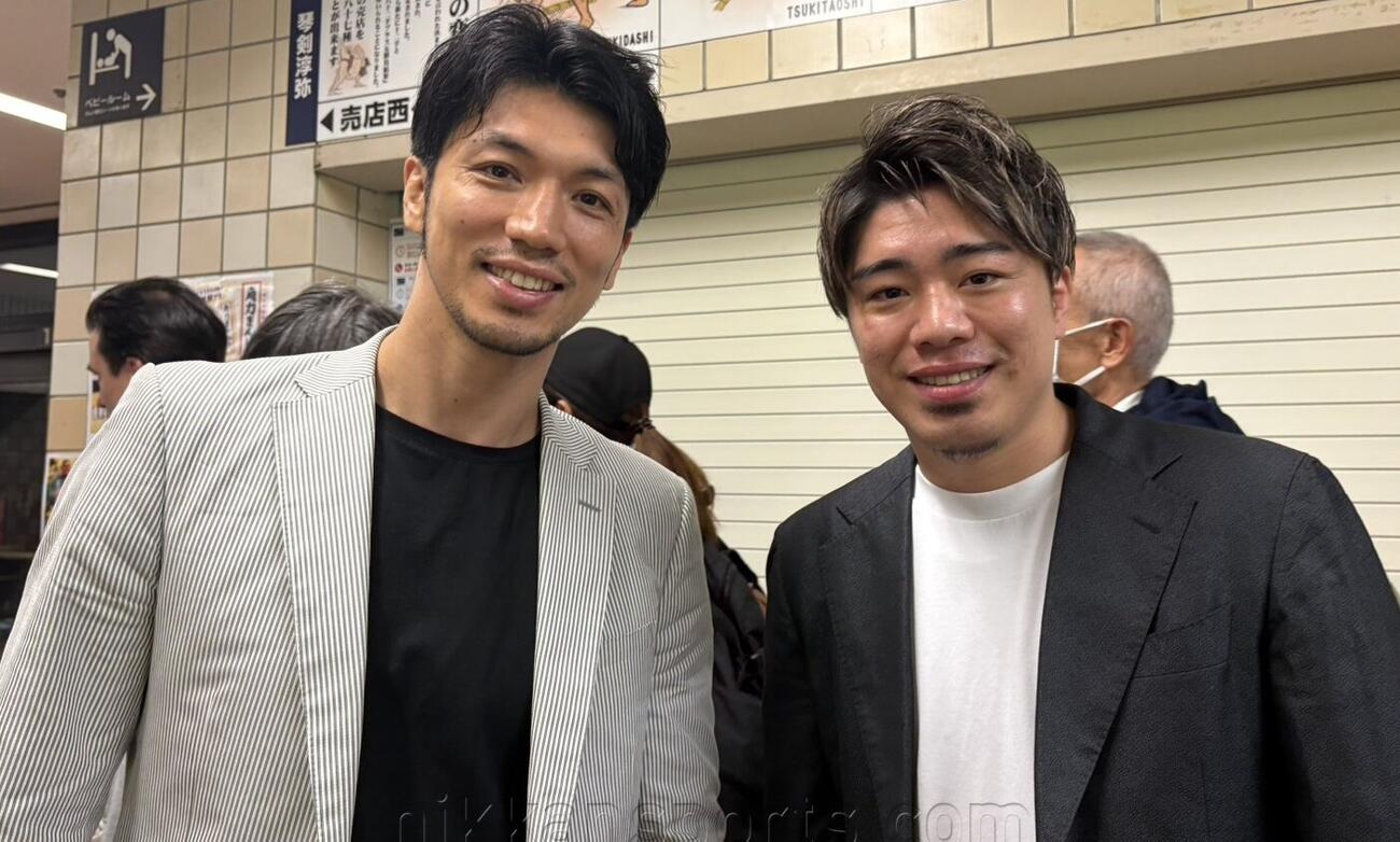 秋場所5日目を観戦したボクシング元世界王者の村田諒太氏（左）と伊藤雅雪氏