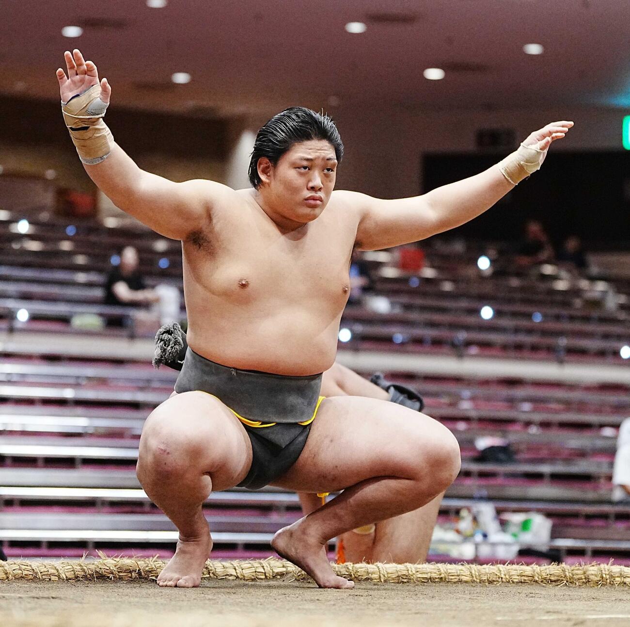 塵手水（ちりちょうず）を切る垣添（撮影・小沢裕）