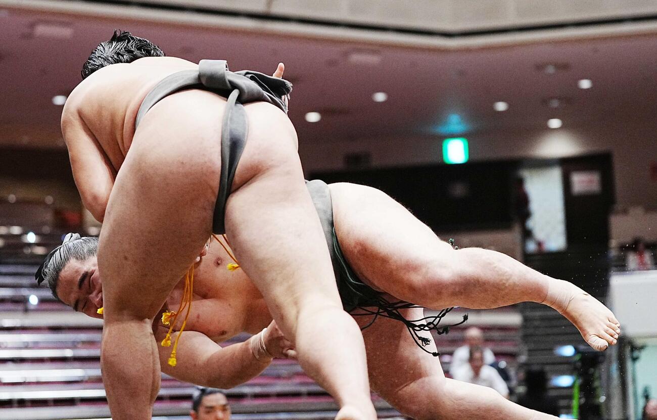 垣添（手前）は藤雄峰を小手投げで下す（撮影・小沢裕）