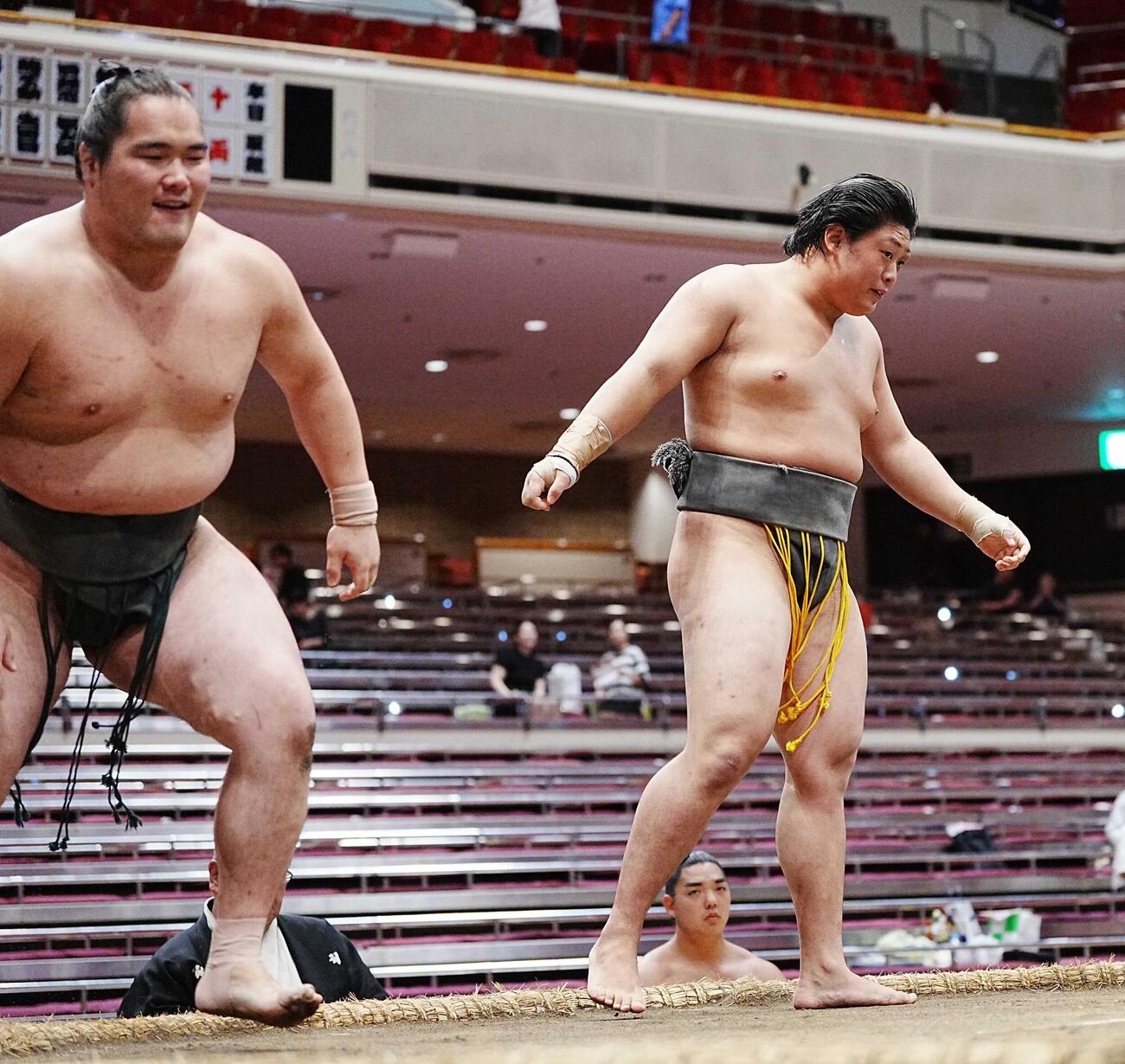 垣添は藤雄峰（左）を小手投げで下す（撮影・小沢裕）