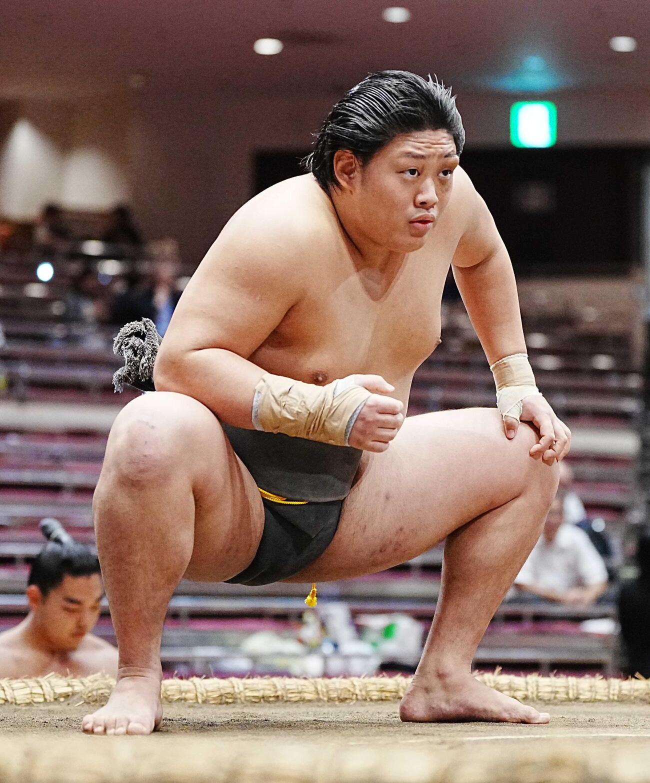 相手をにらむ垣添（撮影・小沢裕）