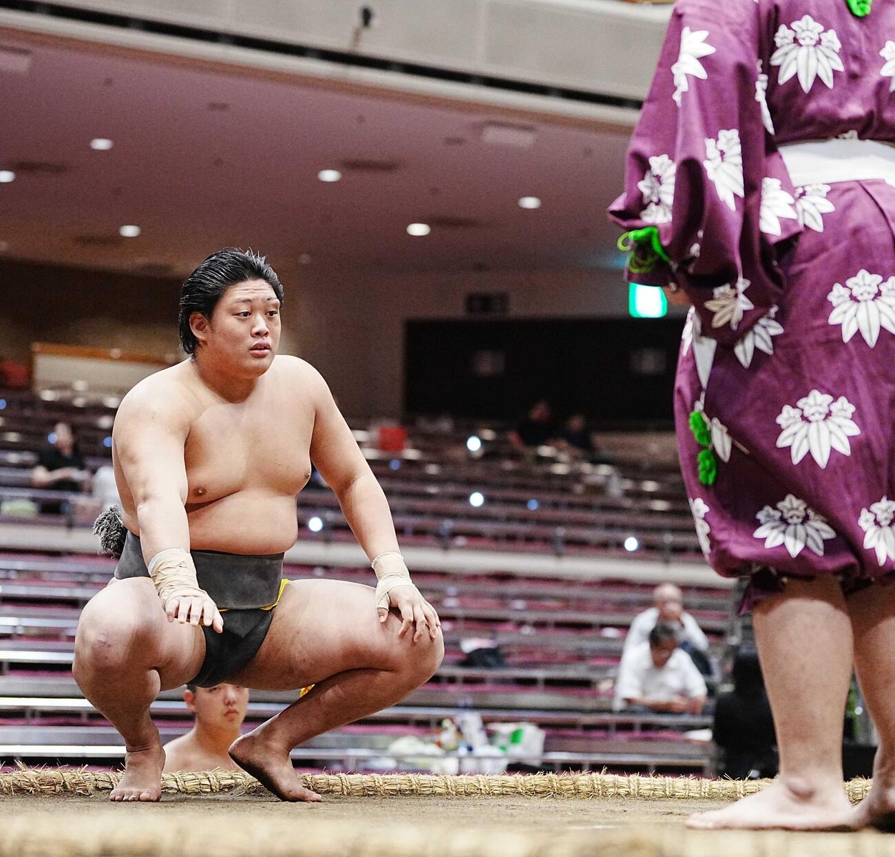 勝ち名乗りを受ける垣添（撮影・小沢裕）