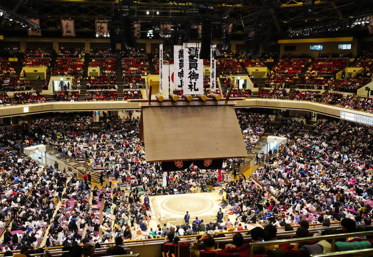 塵手水（ちりちょうず）を切る天昇山（撮影・小沢裕）