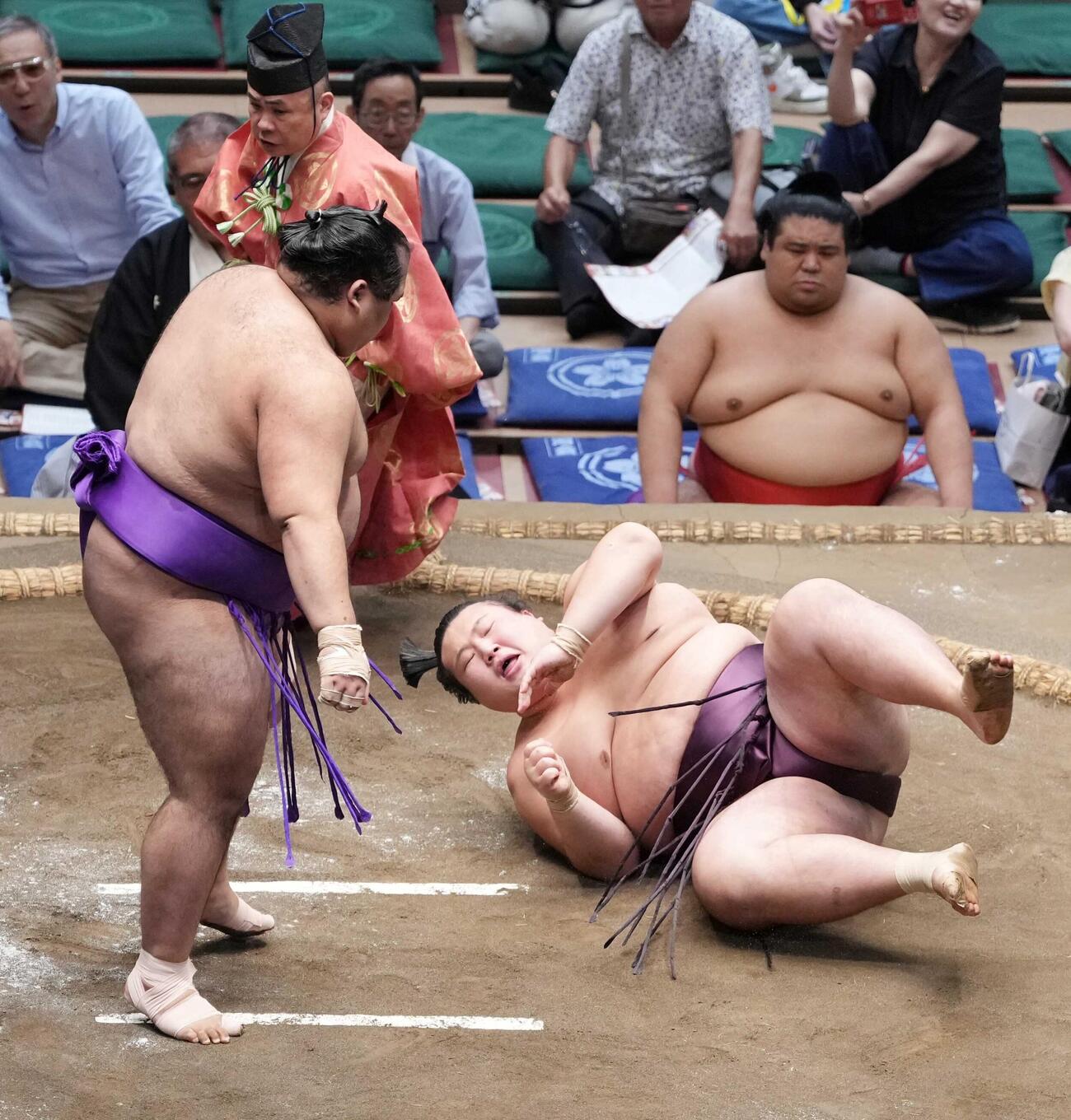 生田目（左）は時不動を突き落としで下す（撮影・小沢裕）