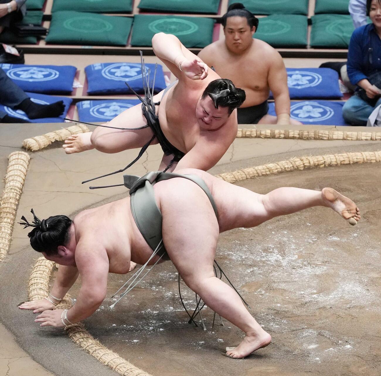 丹治は明生（手前）を突き落としで下す（撮影・小沢裕）