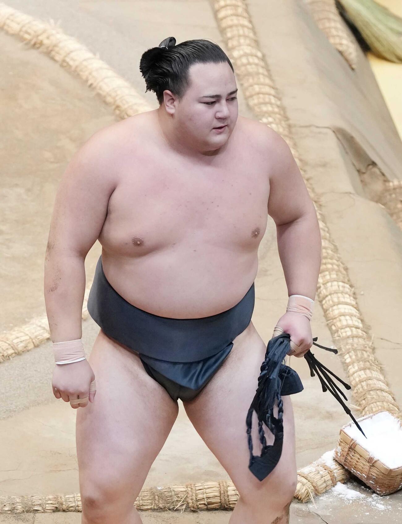 土俵を引き揚げる丹治（撮影・小沢裕）