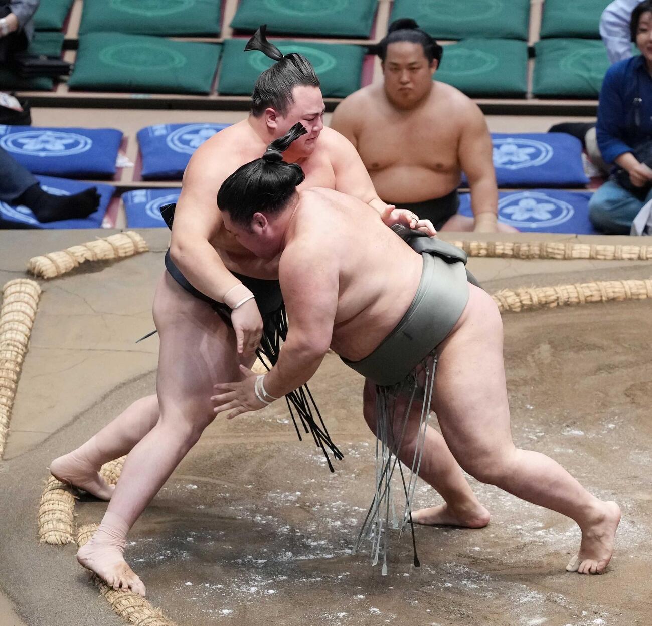 土俵際へ追い詰められた丹治は逆転の突き落としで明生（右）を下す（撮影・小沢裕）