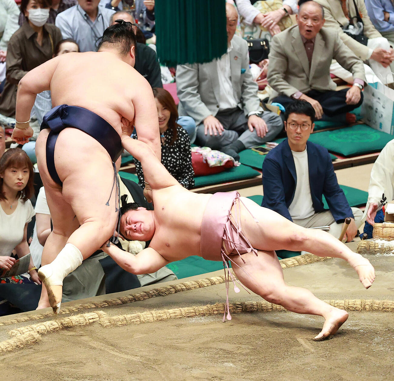 友風（左）を押し出しで破る炎鵬（撮影・中島郁夫）