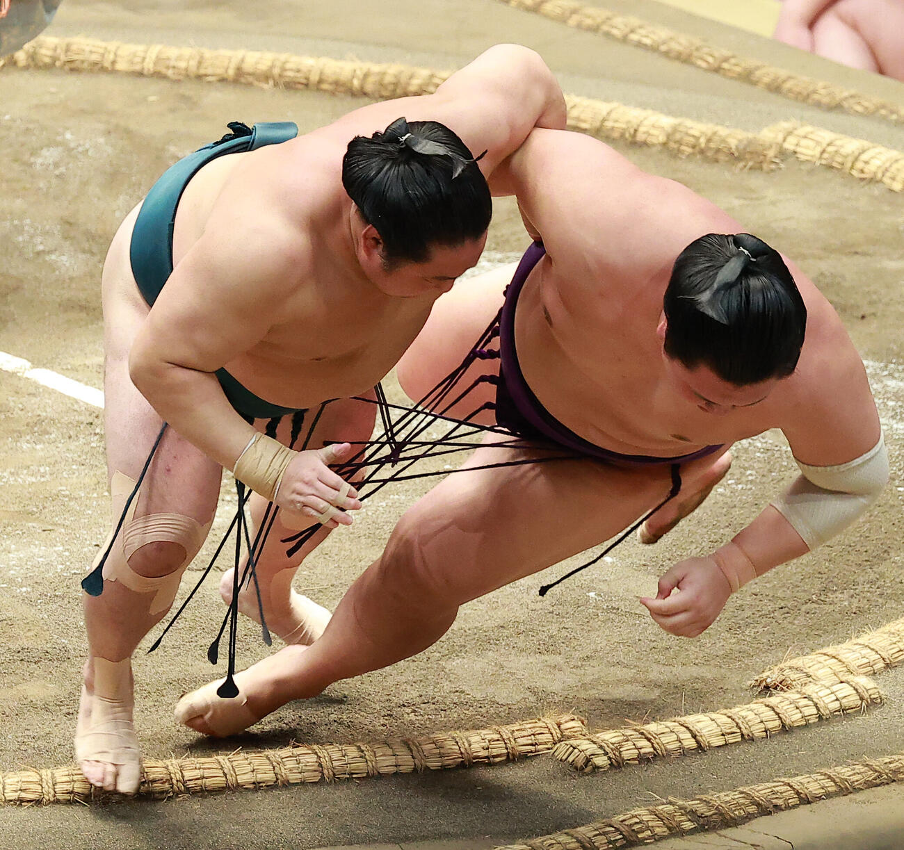 大青山（右）を寄り倒しで破る佐田の海（撮影・中島郁夫）