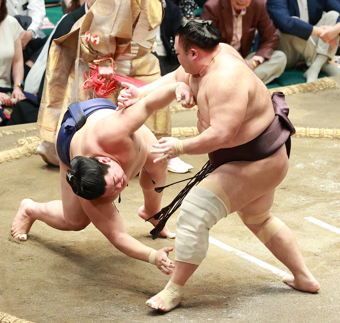平戸海（左）を突き落としで破る朝乃山（撮影・中島郁夫）