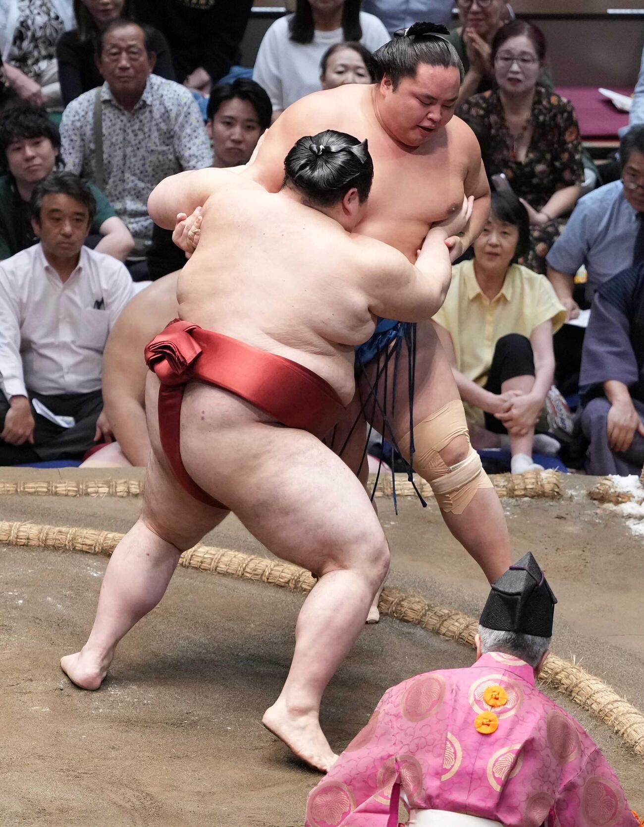 熱海富士（左）は琴勝峰を押し出しで下す（撮影・小沢裕）