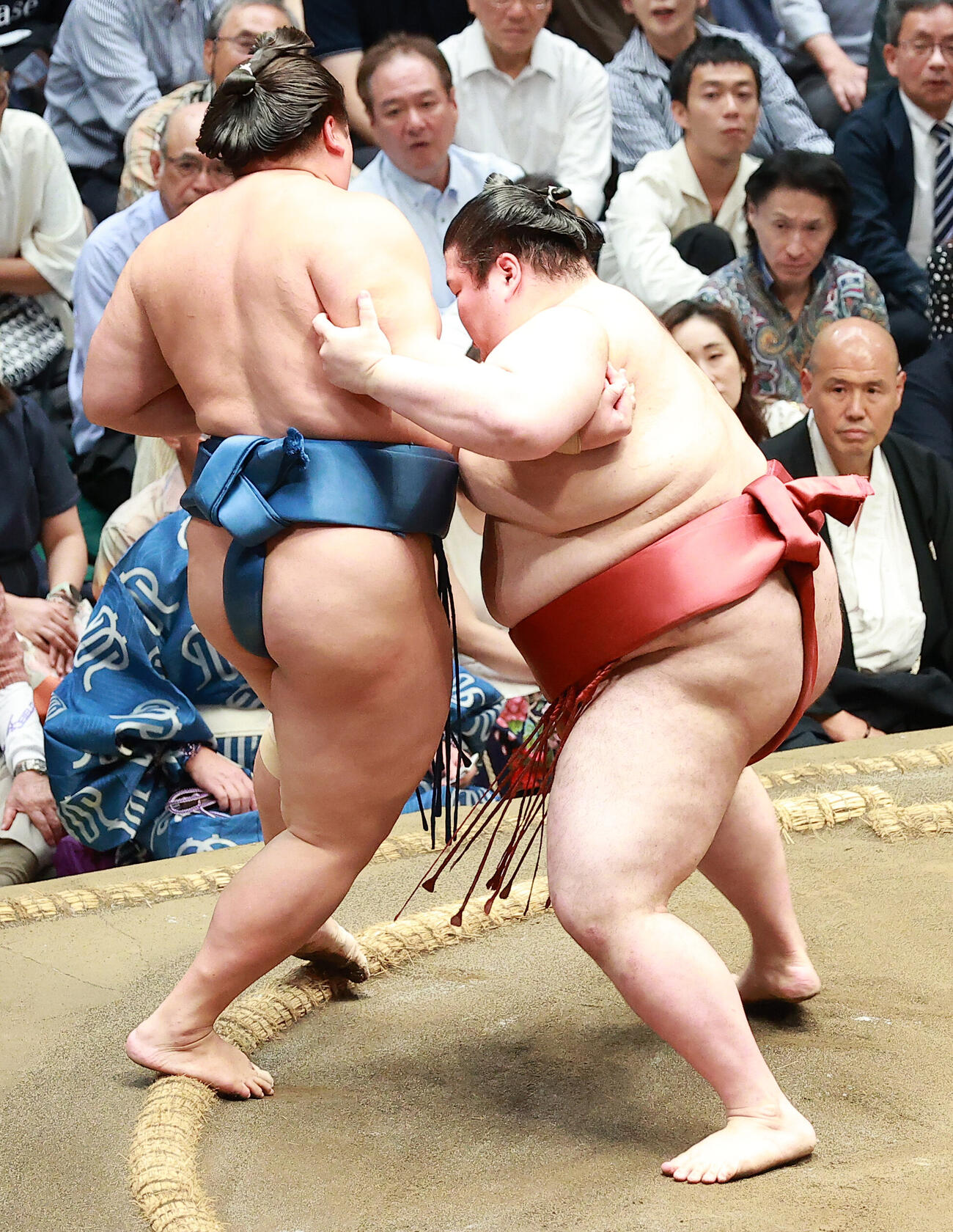 琴勝峰（左）を押し出しで破る熱海富士（撮影・中島郁夫）