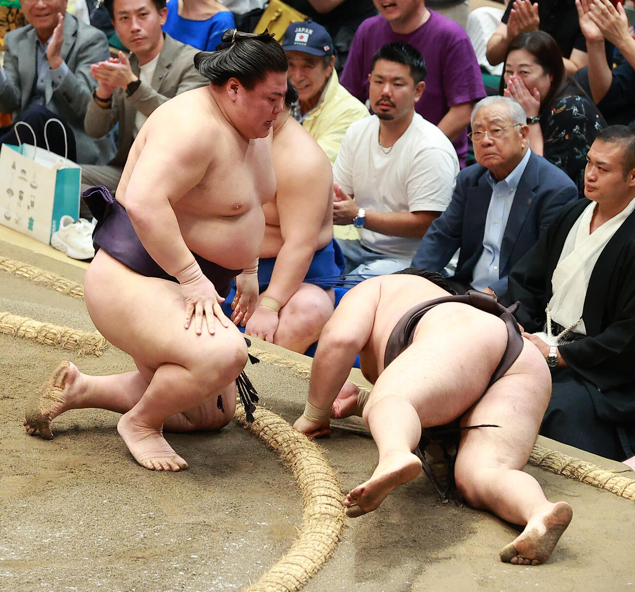 霧島（右）を上手投げで破る義ノ富士（撮影・中島郁夫）