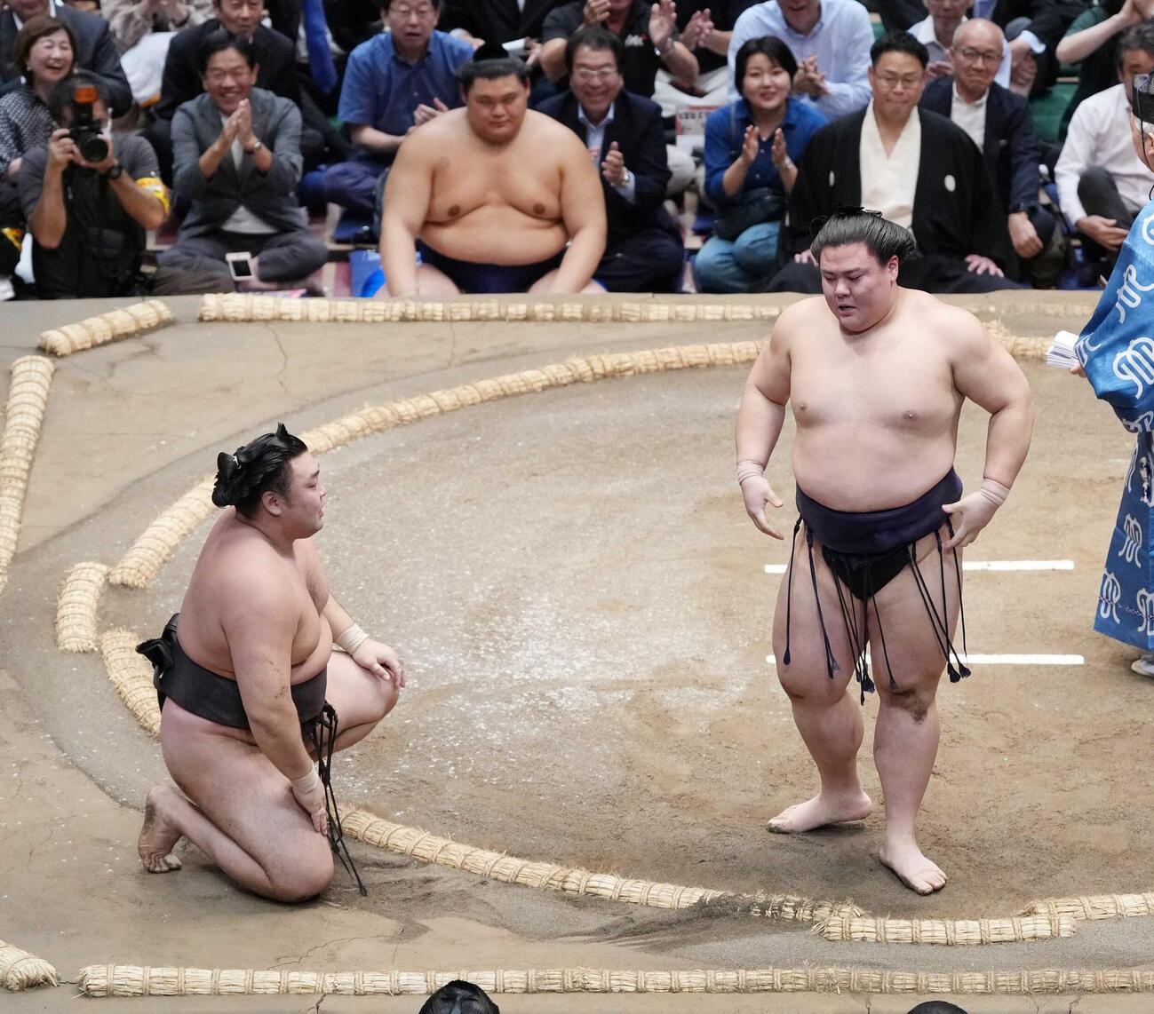 霧島（手前左）は義ノ富士に上手投げで敗れる（撮影・小沢裕）