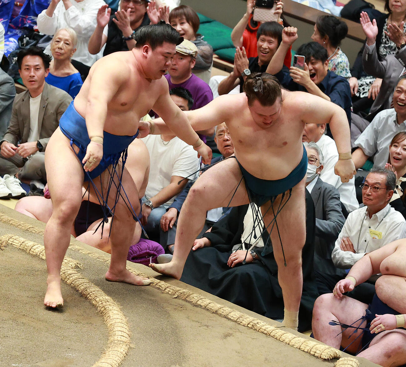 安青錦（右）を寄り切りで破る藤ノ川（撮影・中島郁夫）