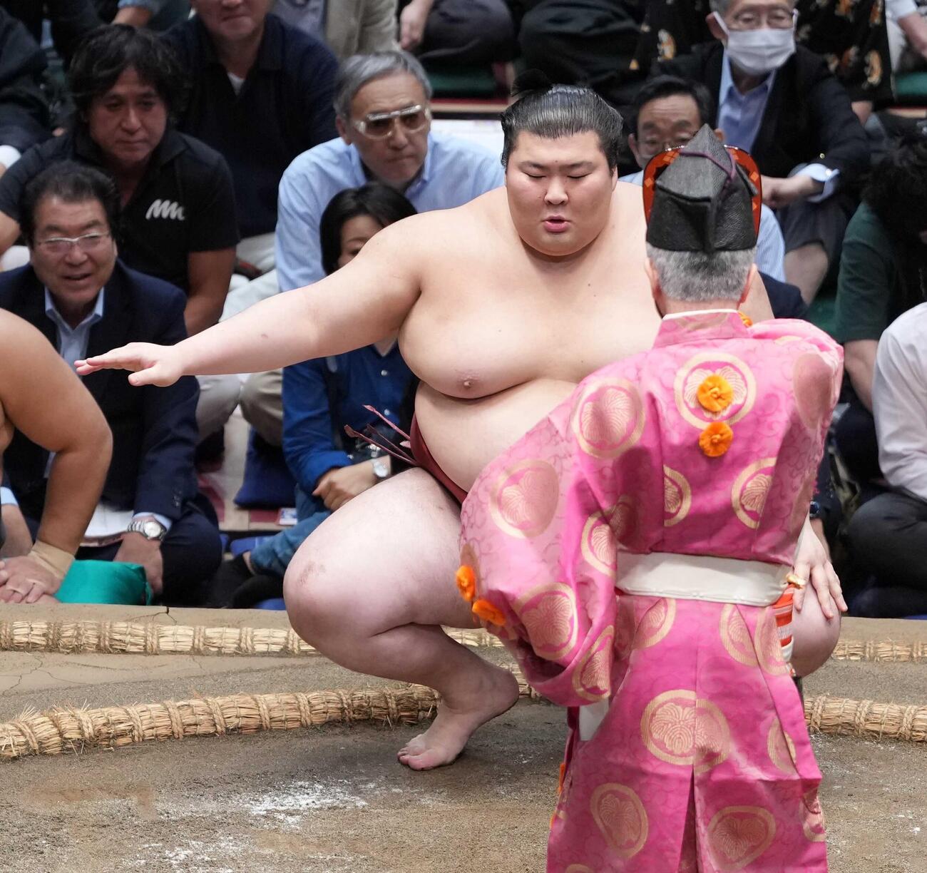 勝ち名乗りを受ける熱海富士（撮影・小沢裕）
