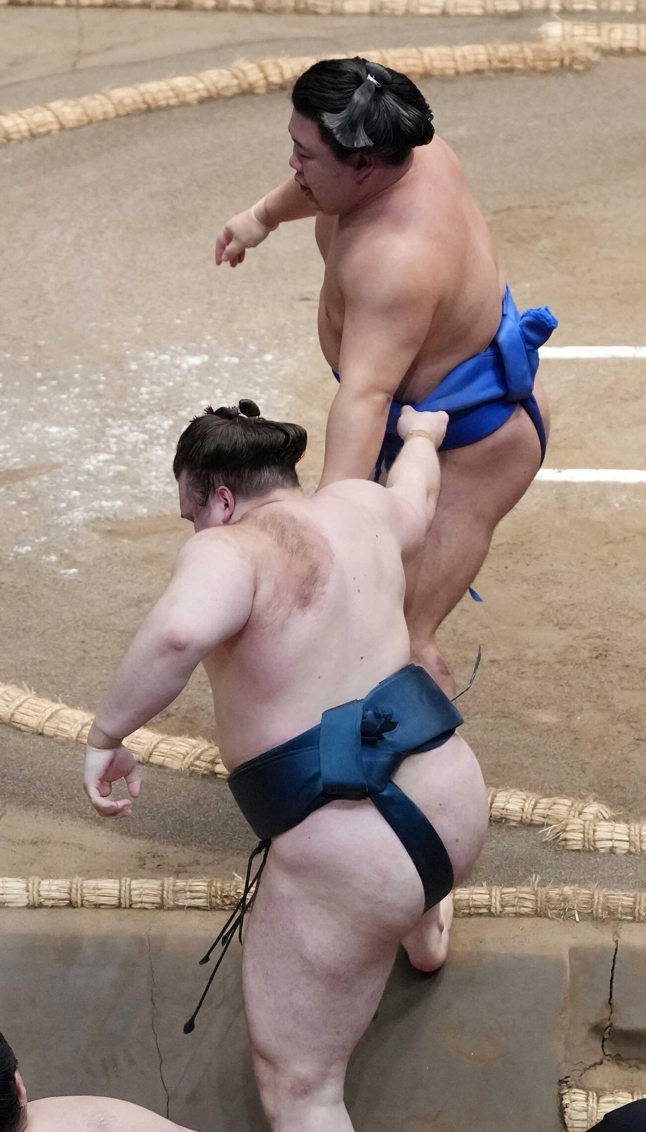 藤ノ川（右）は安青錦を寄り切りで破る（撮影・小沢裕）