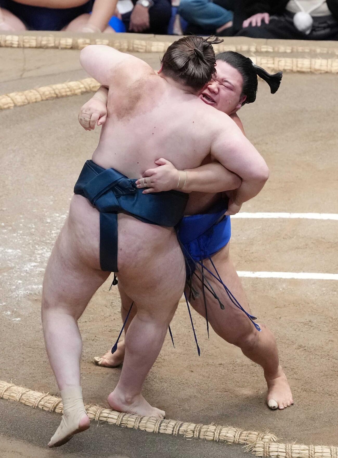藤ノ川（右）は安青錦を寄り切りで破る（撮影・小沢裕）