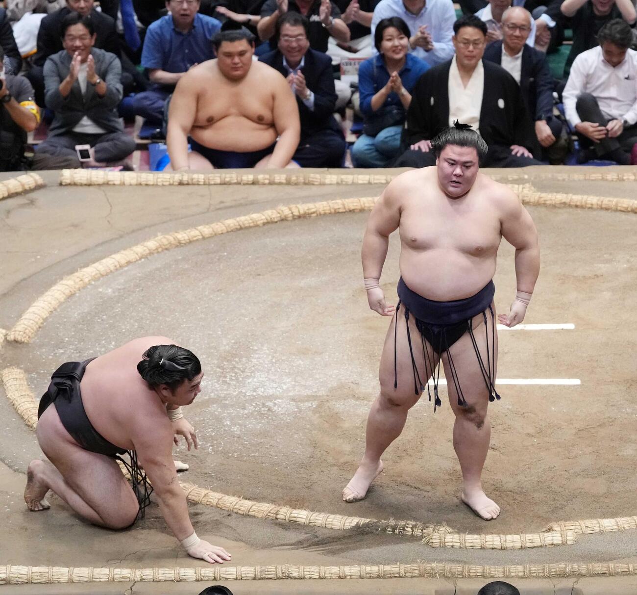 霧島（手前左）は義ノ富士に上手投げで敗れる（撮影・小沢裕）