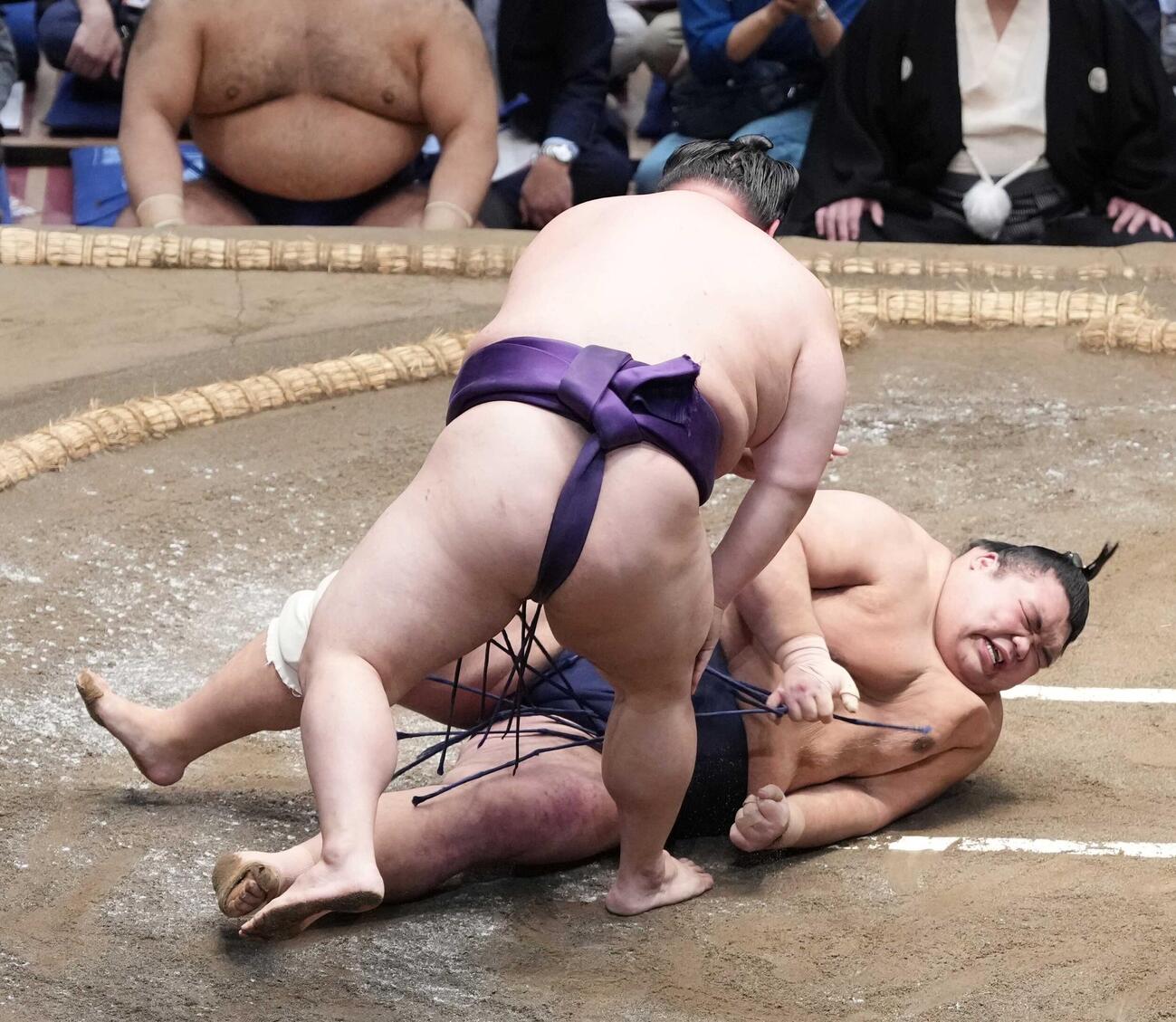美ノ海（手前）は藤凌駕を切り返しで下す（撮影・小沢裕）