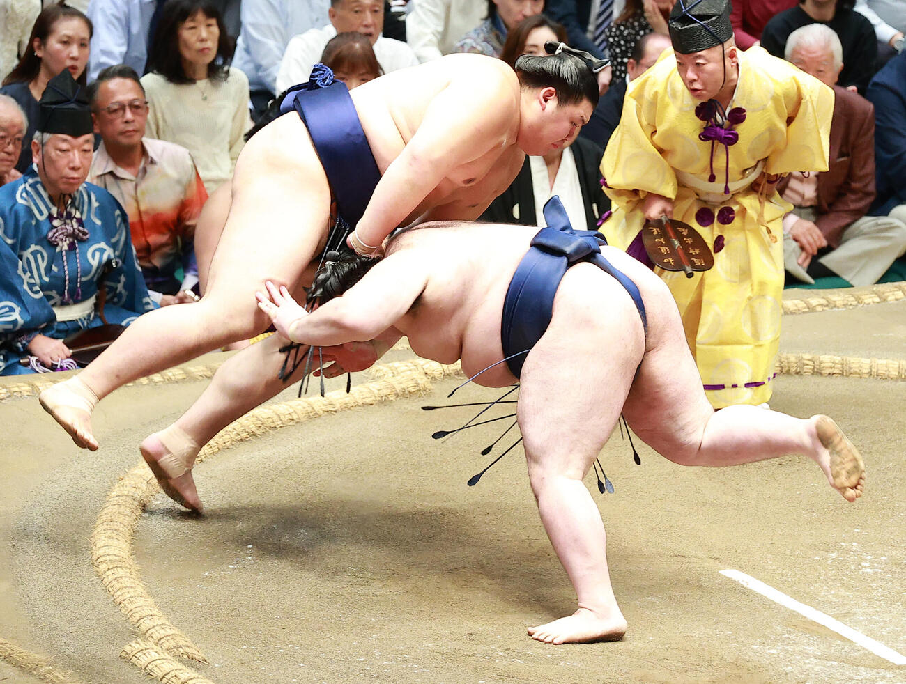 豪ノ山（下）をはたき込みで破る大の里（撮影・中島郁夫）