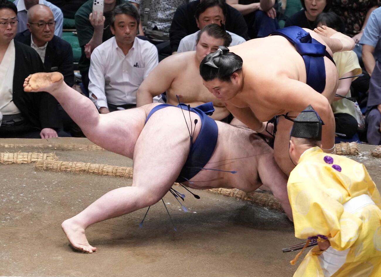 大の里（右）は豪ノ山をはたき込みで下す（撮影・小沢裕）