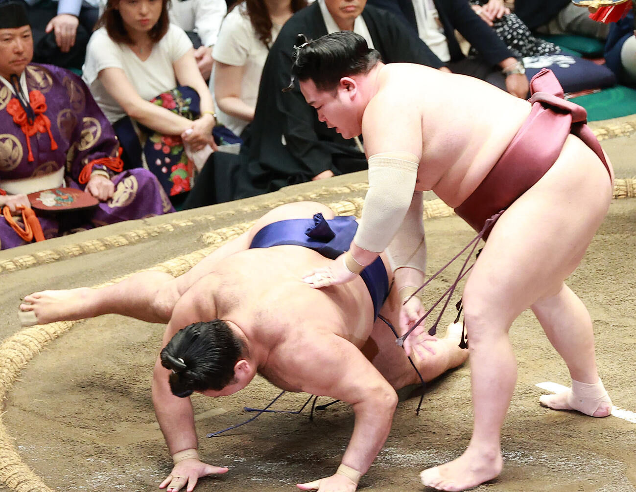 狼雅（左）を突き落としで破る錦富士（撮影・中島郁夫）