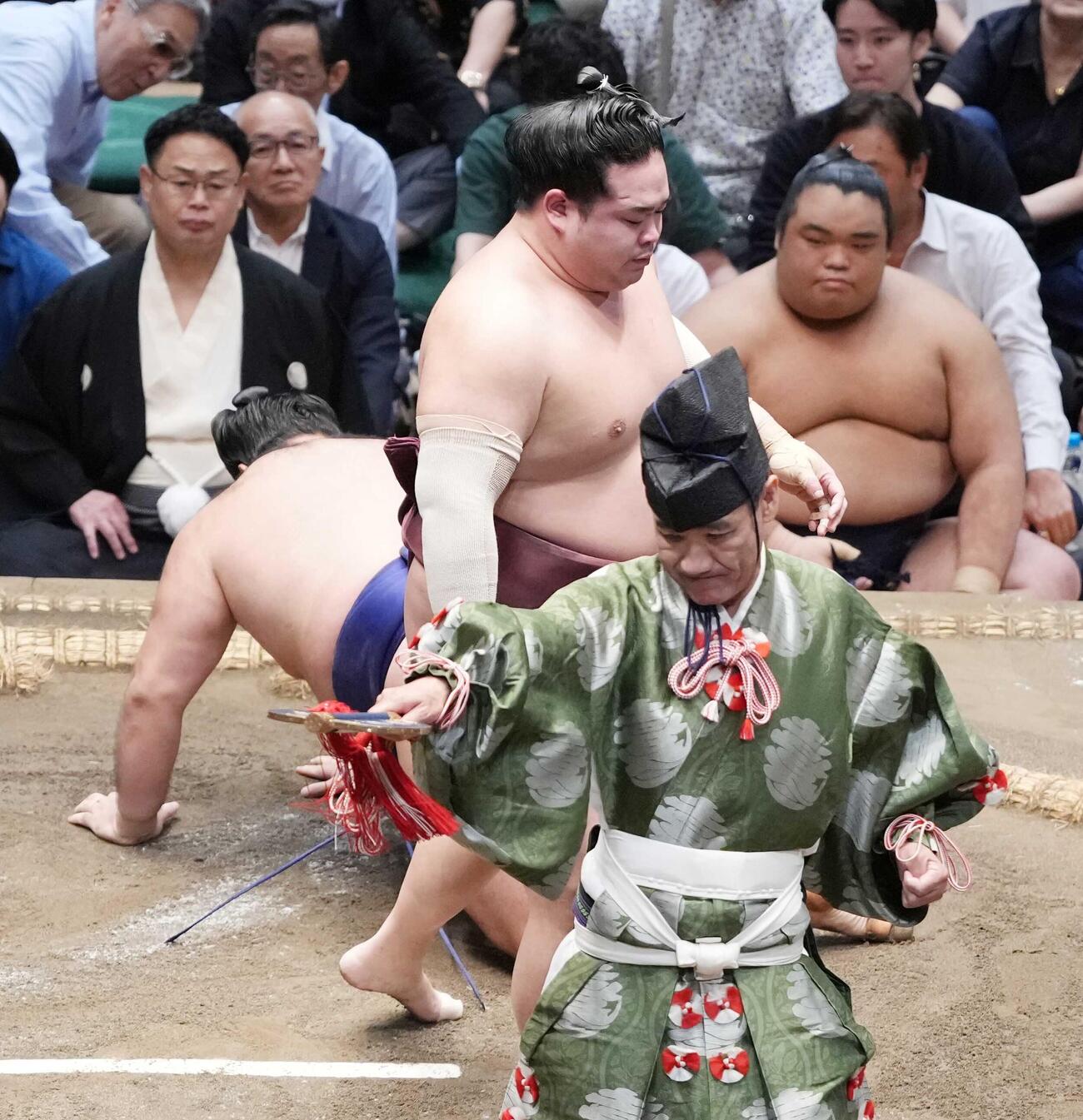 錦富士は狼雅を突き落としで破る（撮影・小沢裕）
