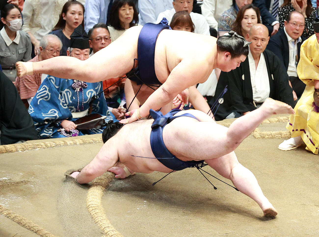 豪ノ山（下）をはたき込みで破る大の里（撮影・中島郁夫）
