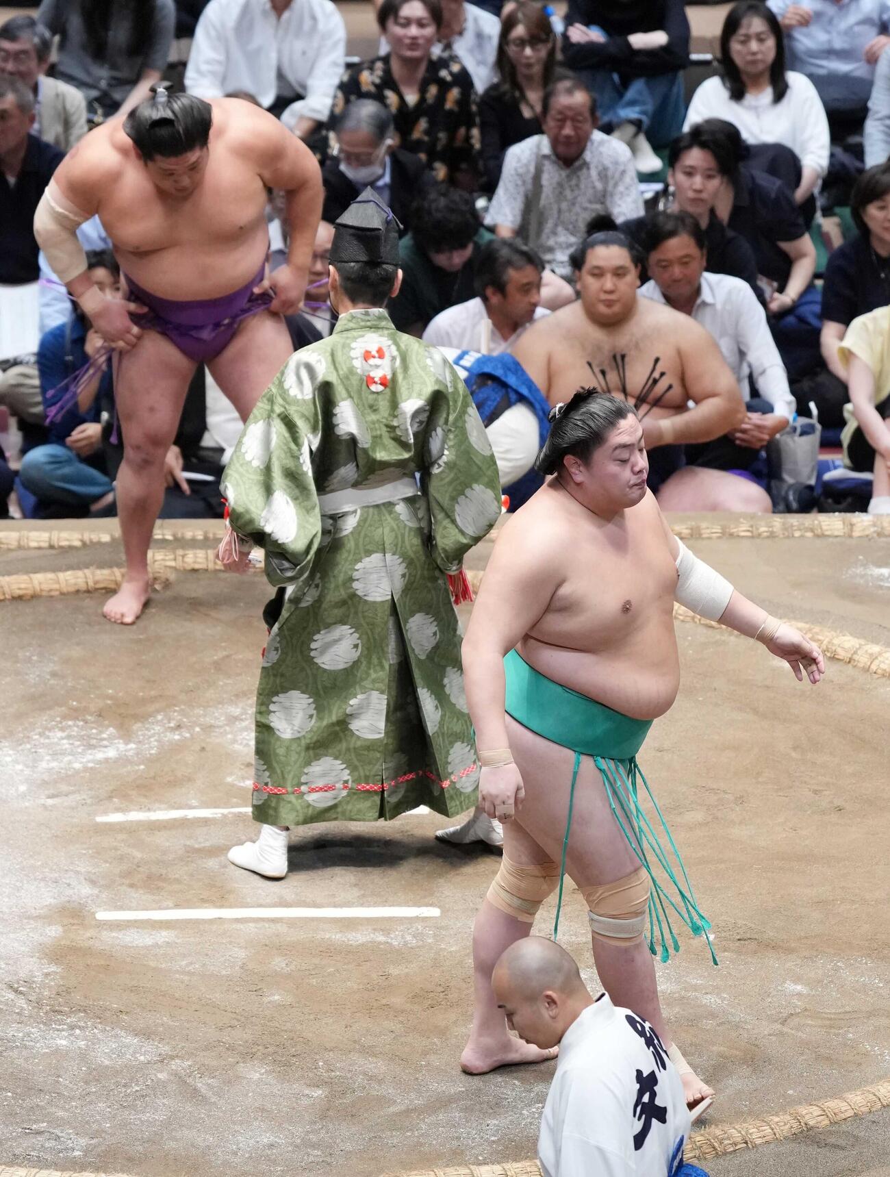 一山本（右）は尊富士に寄り切りで敗れ初日から6連敗を喫した（撮影・小沢裕）