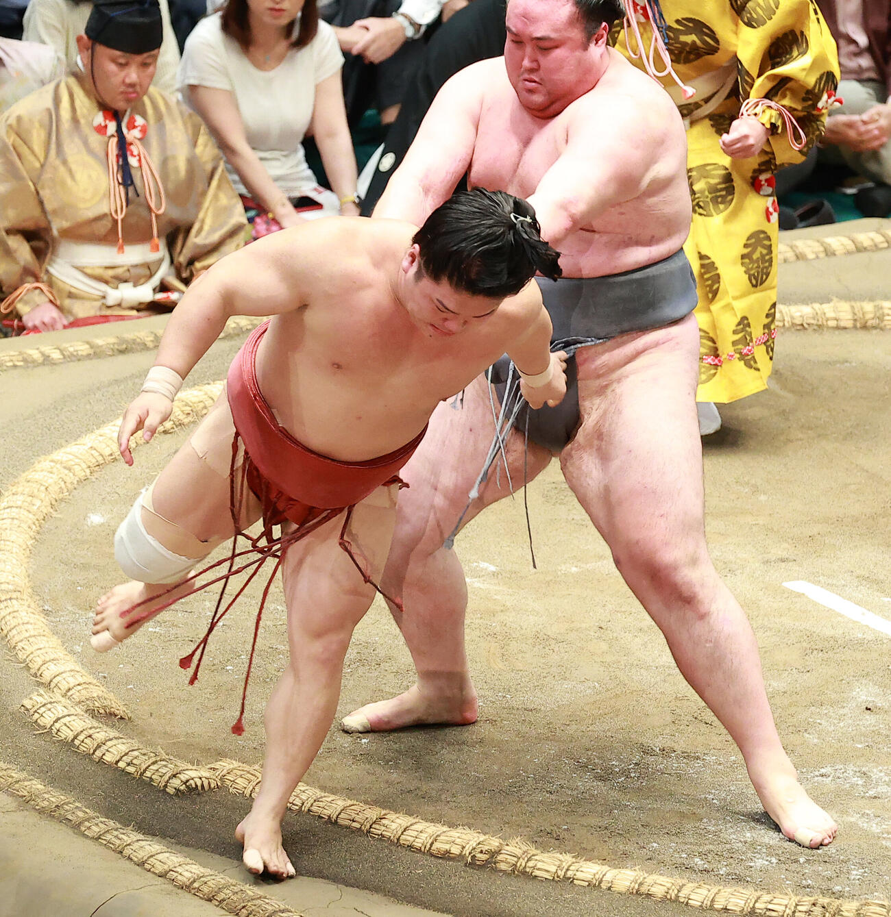 朝紅龍（左）を送り出しで破る金峰山（撮影・中島郁夫）