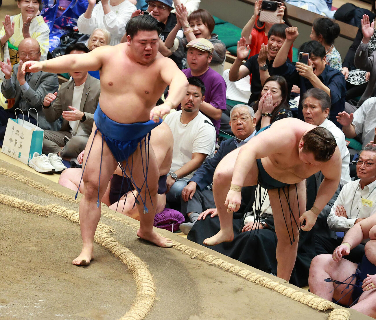 安青錦（右）を寄り切りで破る藤ノ川（撮影・中島郁夫）