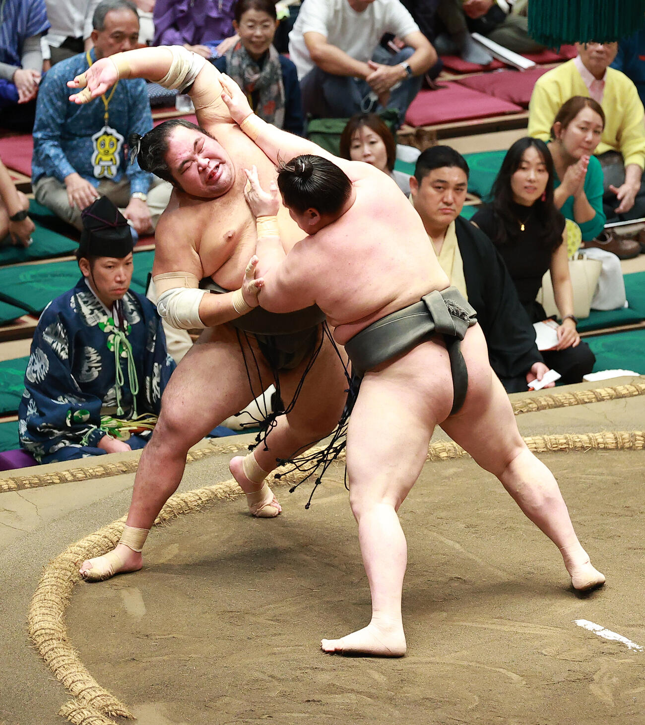 大喜翔（左）を押し出しで破る旭富士（撮影・中島郁夫）