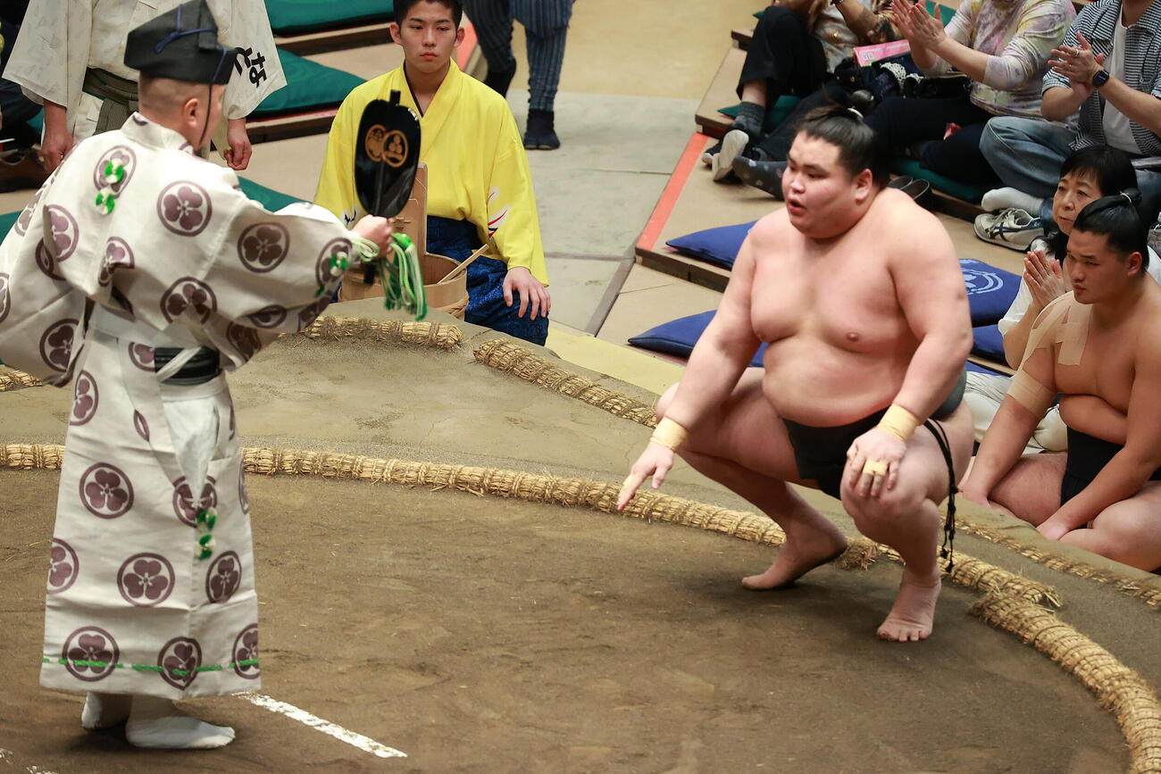 勝ち名乗りを受ける旭富士（撮影・中島郁夫）
