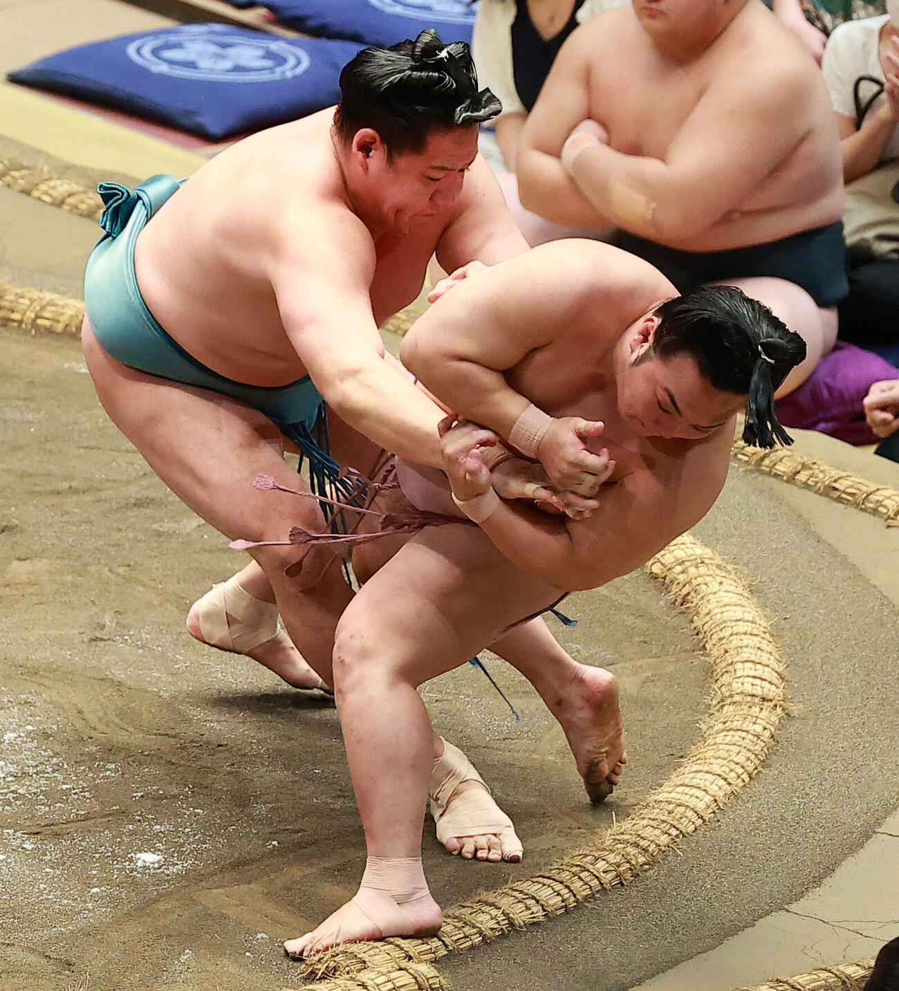 炎鵬（右）を押し倒しで破る玉正鳳（撮影・中島郁夫）