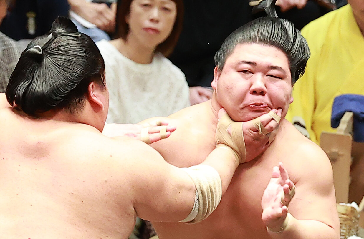 大栄翔（左）ののど輪をこらえる藤ノ川（撮影・中島郁夫）