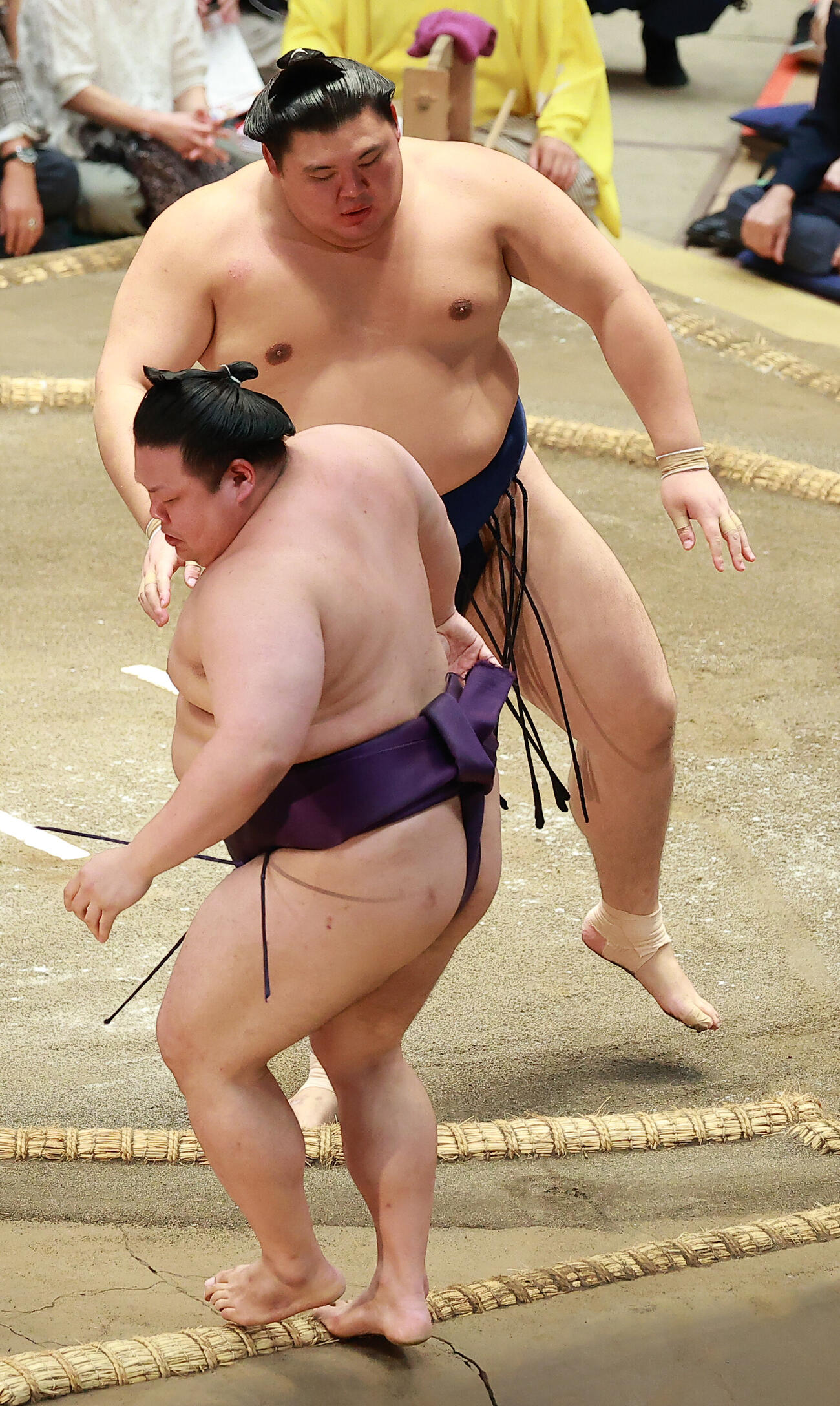美ノ海（手前）を押し出しで破る大の里（撮影・中島郁夫）