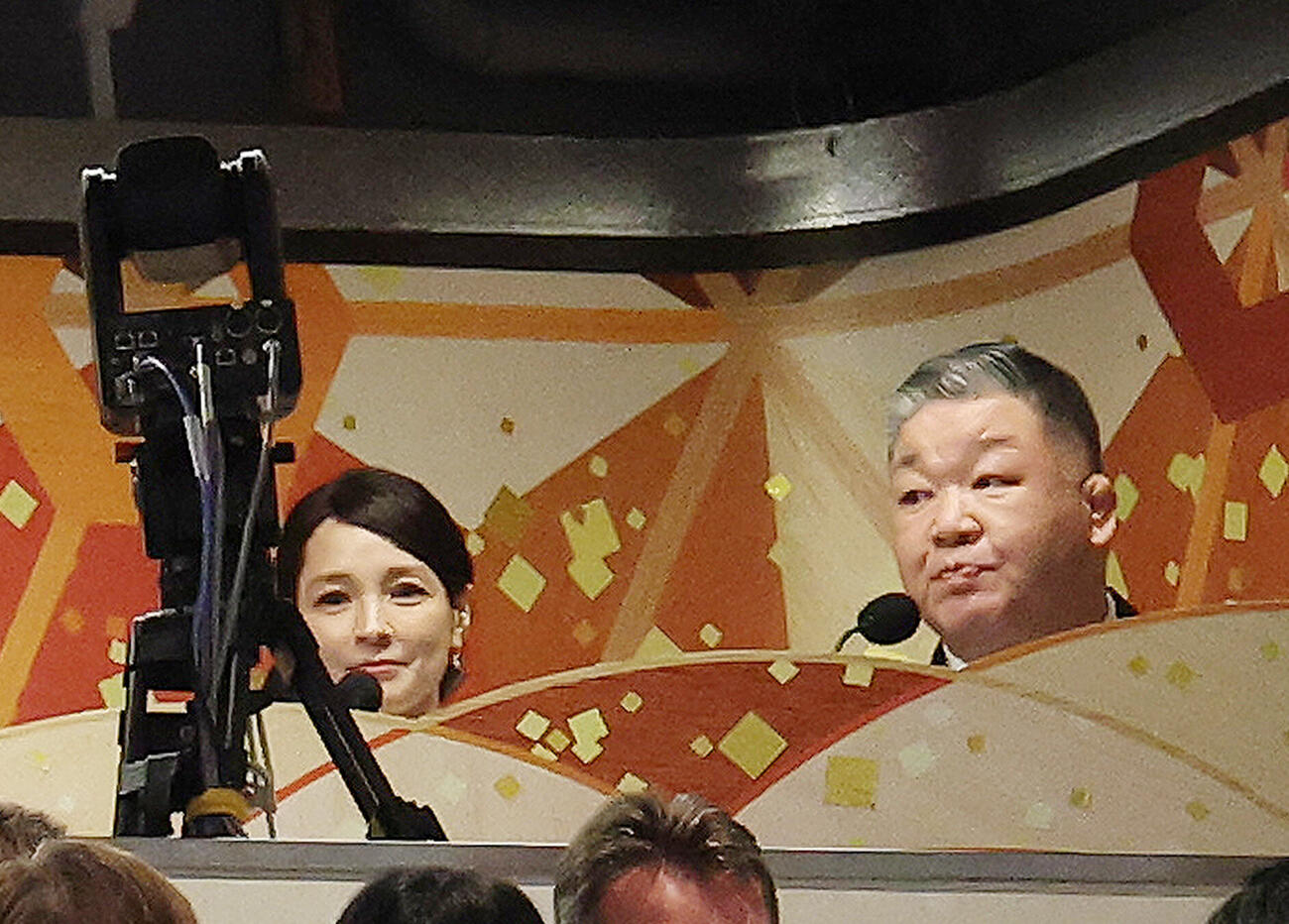 解説席に入る国仲涼子（左）と高田川親方（撮影・河田真司）