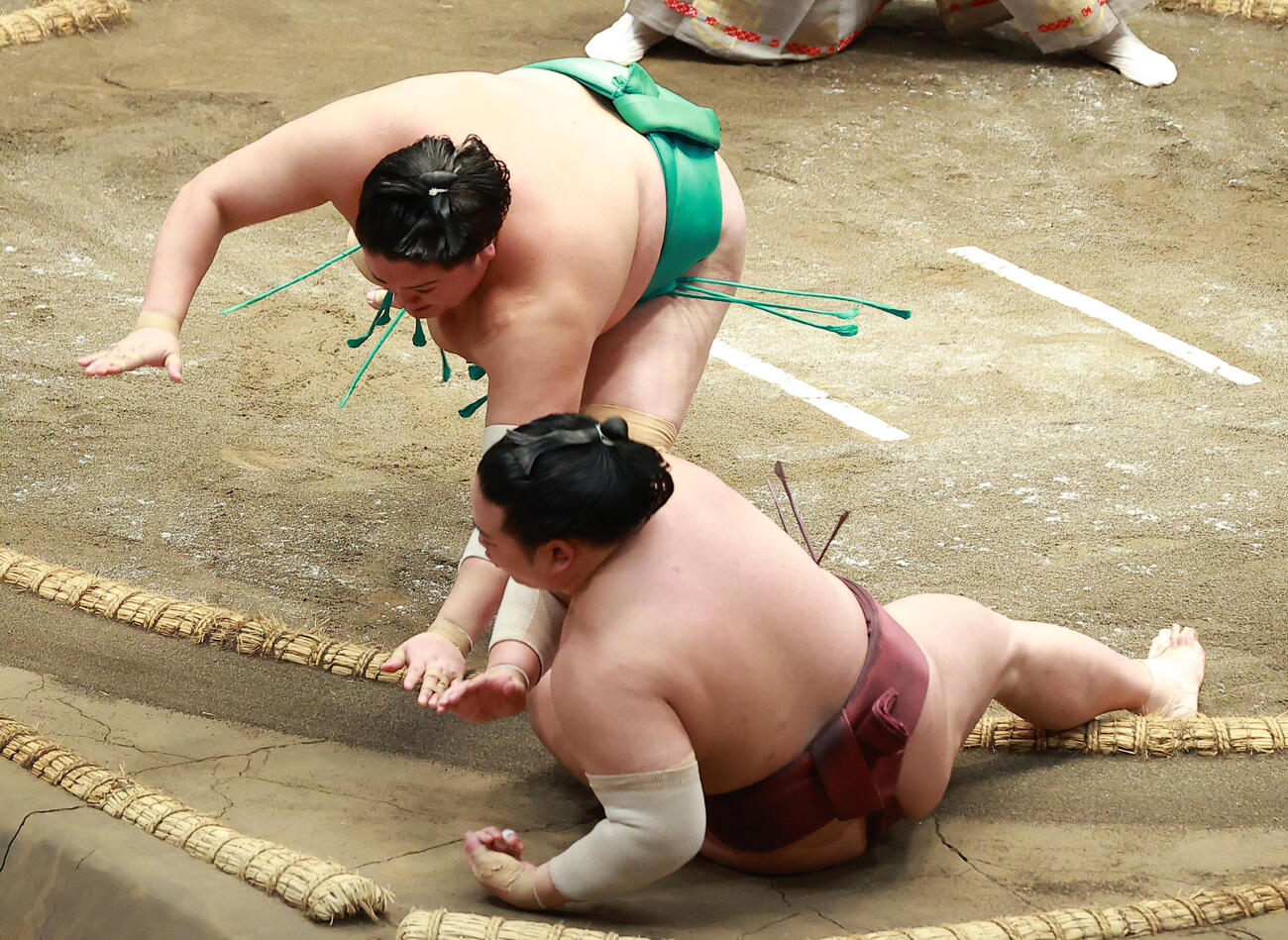 錦富士（手前）を押し倒しで破る一山本（撮影・中島郁夫）