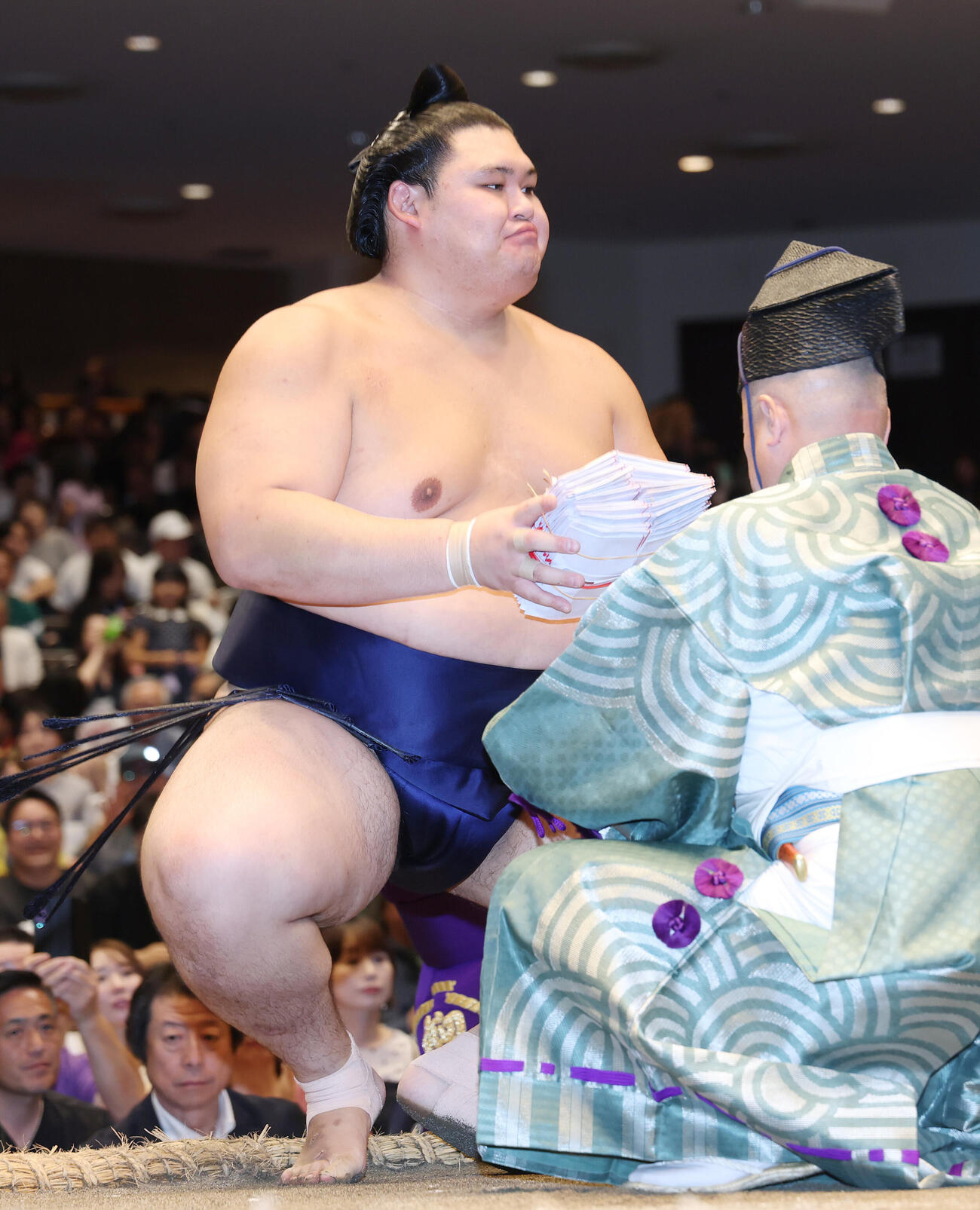 美ノ海を押し出しで破り、懸賞金の束を手にする大の里（撮影・河田真司）