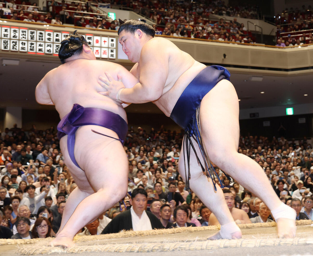 美ノ海（左）を押し出しで破る大の里（撮影・河田真司）