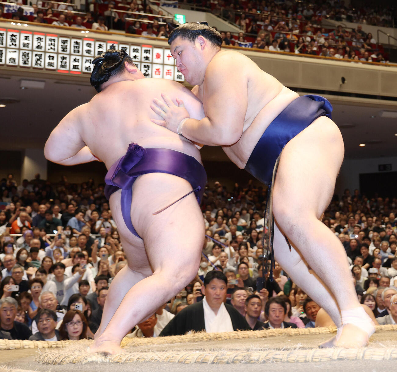 美ノ海（左）を押し出しで破る大の里（撮影・河田真司）