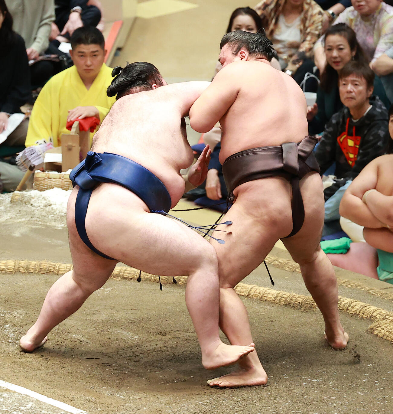 豪ノ山（左）をとったりで破る霧島（撮影・中島郁夫）